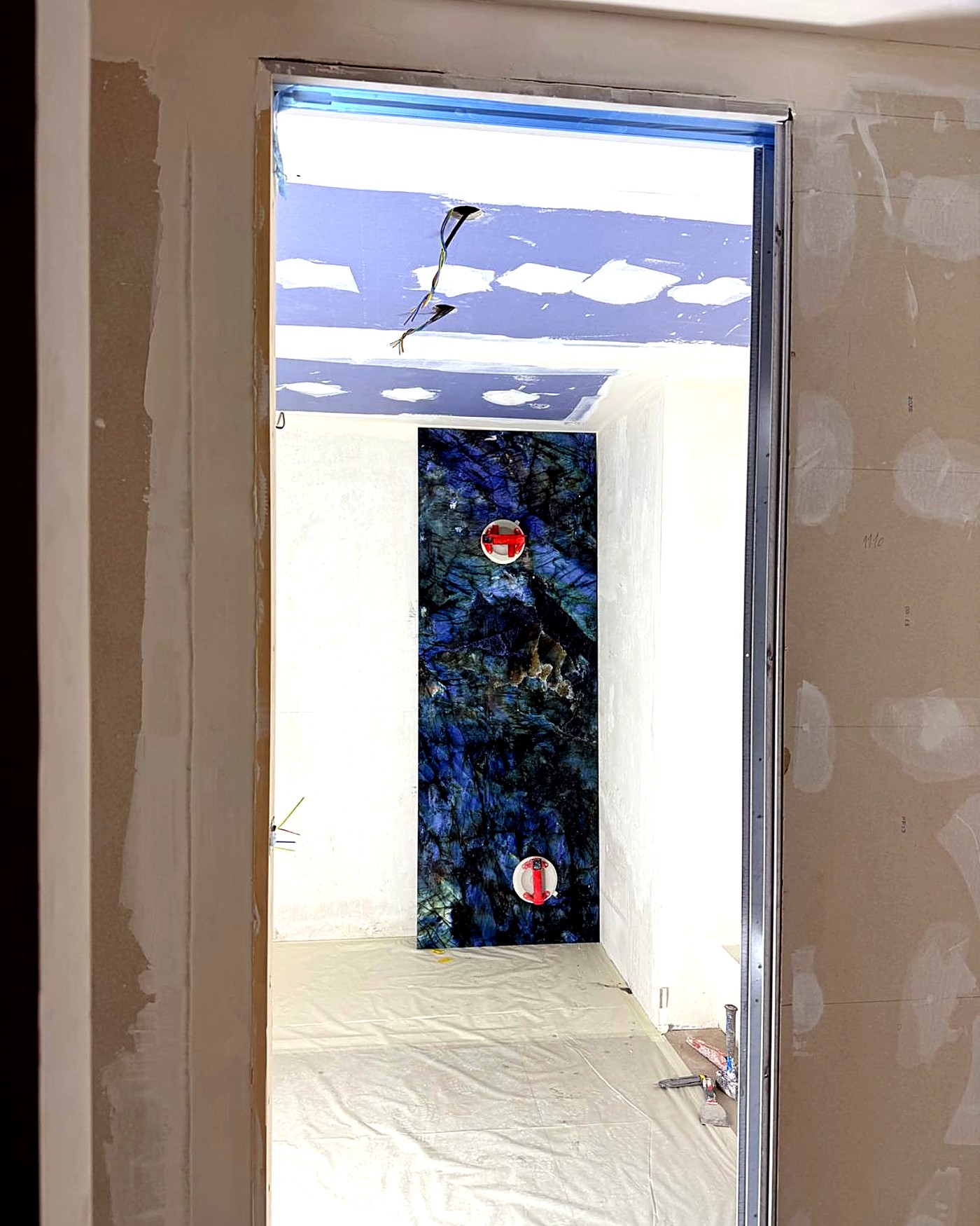 Salon rénové, lumière chaleureuse et matériaux naturels